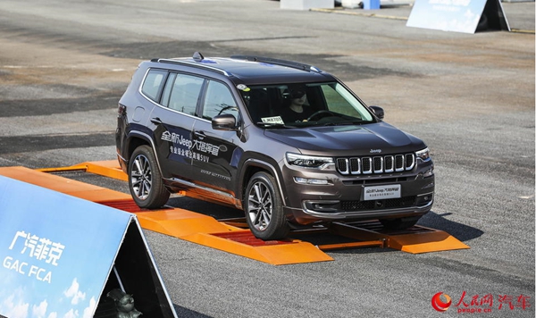 核心优势在性能人民网试驾Jeep大指挥官2.0T四驱